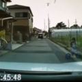 日本駕駛被突然衝出馬路的屁孩嚇一跳，接著又傻眼看著媽媽神力一掌把孩子擊倒在地！（內有影片）