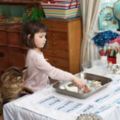 6歲自閉症小女孩的家裡出現一隻治療貓陪伴後，她從那天起就畫出「連大明星都掏錢買下」的畫作…
