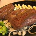 大口吃肉！80盎司牛排PK火鍋店「寄肉服務」。鎖定愛大口吃肉的民眾，現在有火鍋店，推出「肉盤銀行」活動