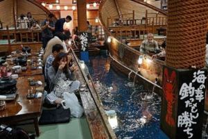 日本新型態居酒屋「自己想吃的魚自己釣」，不但飲料調酒喝到飽而且還「很好玩喔！」