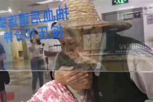 七旬老奶奶很害怕抽血…　溫柔老爺爺秒抱住惜惜：別怕，不會痛的