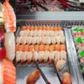 捷運站的「外帶迴轉壽司」，內部員工曝光「為何你每次吃生魚片都有怪味」！