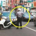 臺北中正二分局員警鳴笛火速往自殺現場救人，某司機無恥理由不給禮讓，警員一個動作教他做人大快人心！