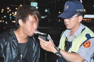 「7次酒駕男」欠下70萬罰單只能喝高粱澆愁，沒想到暴斃後弟弟怒罵「警察害死的」！