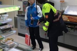 新北市這名16歲高職女學生一直在派出所前徘徊，當女警接近她…接著聽到的事讓大家都心疼到哭了！(視頻）