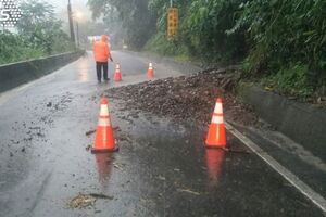 防雷擊！打雷下雨「淋濕時」戶外別講手機