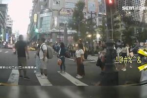 闖紅燈被叭！他當街飆罵…遇警秒認錯