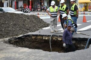 高市路平又破功 漢神百貨前路口馬路塌陷轎車落難