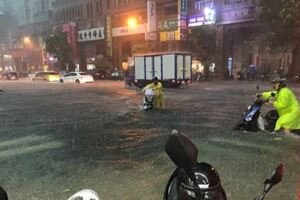 高雄淹水！女友要求開車接送　賓士男硬衝：心好累…