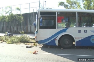 客運疑煞車失靈　倒退嚕撞7旬翁送醫不治