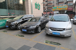 奇葩醫院！整形醫院停車場有玄機「竟以胸部罩杯」劃分停車格：A有人停嗎 