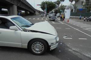 哇怎麼撞的？！轎車四輪朝天壓扁機車 幸騎士僅受輕傷