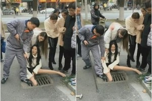 兩岸趣聞：低頭玩手機！索女長腿「插」渠蓋