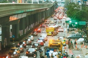 通通回去站好站滿！柯P救北市交通「警察重返路口」　網友：是誰說要路口淨空的？