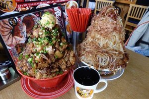 吃完這碗 這輩子肯定不想再吃拉麵！3公斤重的「肉山拉麵」這是給巨人吃的吧？(10P) 