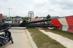 又發生一宗路邊工程意外，砸中一輛轎車，巴生中路打樁機壓中轎車釀2死 