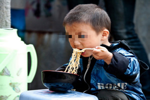 她只點一碗麵卻都給兒子吃，老闆好心的給多上了一碗麵！某天只有兒子來，沒想到....