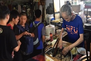 麵飯一律只需20元！85歲愛心婆婆「月賠10萬」，只為讓學生吃飽！她稱：只要不欠錢就好！