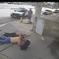 警察讓男子趴下，沒想到狗狗卻跑過來做了一個動作，在場的人都笑翻了！