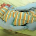 媽媽為了早產兒絞盡腦汁設計出「手套抱枕」，直到出院後醫院突然打來一通電話…