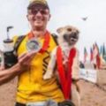 流浪狗誤闖馬拉松比賽，把運動選手當主人，陪伴跑了250公裡