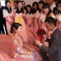 女兒結婚我給15萬，兒子結婚時女兒給了個紅包，拆開我愣住了