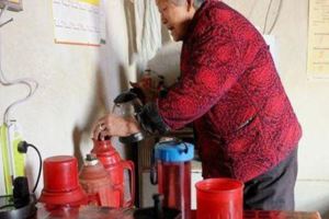 婆婆60歲壽宴，我幫忙張羅飯菜，看到她手上戴的金鐲子我愣住了