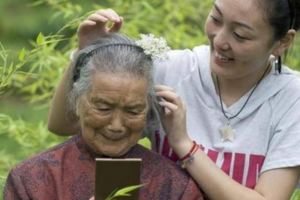 丈夫每次出差都聯繫不到人，偷偷跟蹤過去，我悄悄把二老接回家