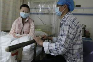為給白血病女兒湊20萬救命錢，莊稼漢叫賣「後半輩子勞力」