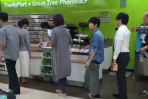 這位店員看見無禮阿伯插隊本來想無視他，但前方客人輕笑兩聲後的「一句神回」馬上讓阿伯呆愣在原地了！