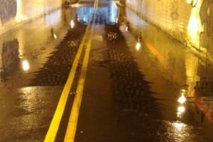 台南大雨雷聲嚇人　東門陸橋機車道一度封閉,台南地區並傳出積水災情~