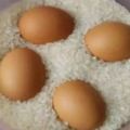 她把雞蛋放進大米裡，結果全家都驚呆了！沒想到大米竟然還有這麼多生活妙用！