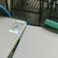 他發現學弟的iPhone留在課桌上時打算要幫他收起來，但是當手伸過去要拿時卻整個人都驚呆住了！