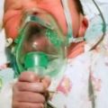2017年才剛開始就有寶寶讓大家見證生命的奇蹟，他緊緊握住氧氣罩的畫面讓大家都紅了眼眶…