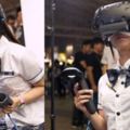 這名「肉感制服少女」在電玩展上大玩VR遊戲，沒想到當她「拿下眼罩」後所有人都沉默了！......