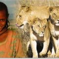 「失蹤7天的小女孩」被員警找到，沒想到她身邊竟站著「3頭獅子」，原來是…