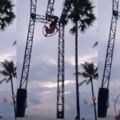 【影片】女特技員表演高空穿越金屬環突然從「4公尺高空墜下」，直接重擊舞台當場脖子斷裂傷勢超駭人！