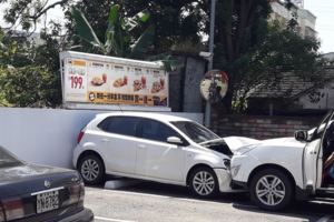 買個麥當勞車也能被撞成這樣，依車禍現場來看...三寶無誤