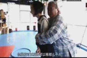 當魯豫遇到洪金寶也不幸被當眾「揩油」了！嚇得魯豫花容失色