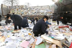 韓國政府出動大批人力紙山中徹查前總統李明博相關文件(圖7張)