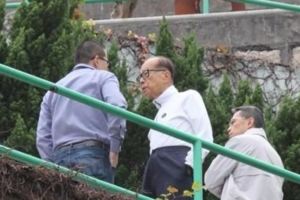 90歲李嘉誠全家照曝出，孫女孫子的長相透露了李氏父子的豐富情史！