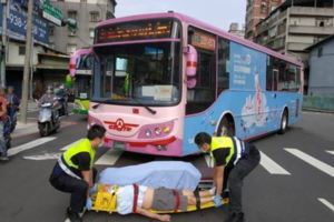 超可怕！路人過馬遭轉彎公車撞飛　吐血慘死街頭