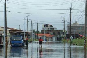 啥咪?!淹水五天水未退!!!東石鄉掌潭村仍淹水及胸村民怒嗆!!!