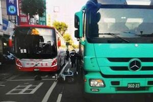 女騎士派出所前慘遭曳引車和公車夾殺爆頭亡