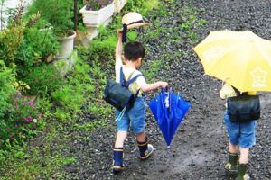 路上遇到陌生阿嬤「伸手亂摸小孩的臉」　媽媽震怒「啪」一掌：摸X小