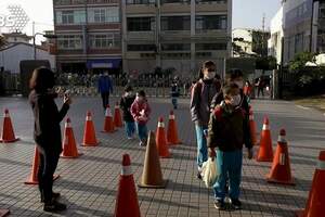 1300名小學生返校額溫槍「過勞」量到當機