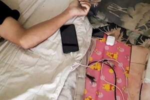 使用不合格手機充電器男子睡夢中慘遭電死