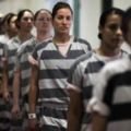 「美國女子監獄」中最受歡迎的竟是「這種東西」，缺到竟然還要用搶的，監獄真的是沒人性的地方...