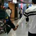 陳曉與陳妍希現身機場，一個簡單的小細節暴露了，二人婚姻現狀！