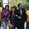 80歲台灣金牌製作人周遊原諒70歲出軌丈夫，兩人當眾擁吻回歸家庭